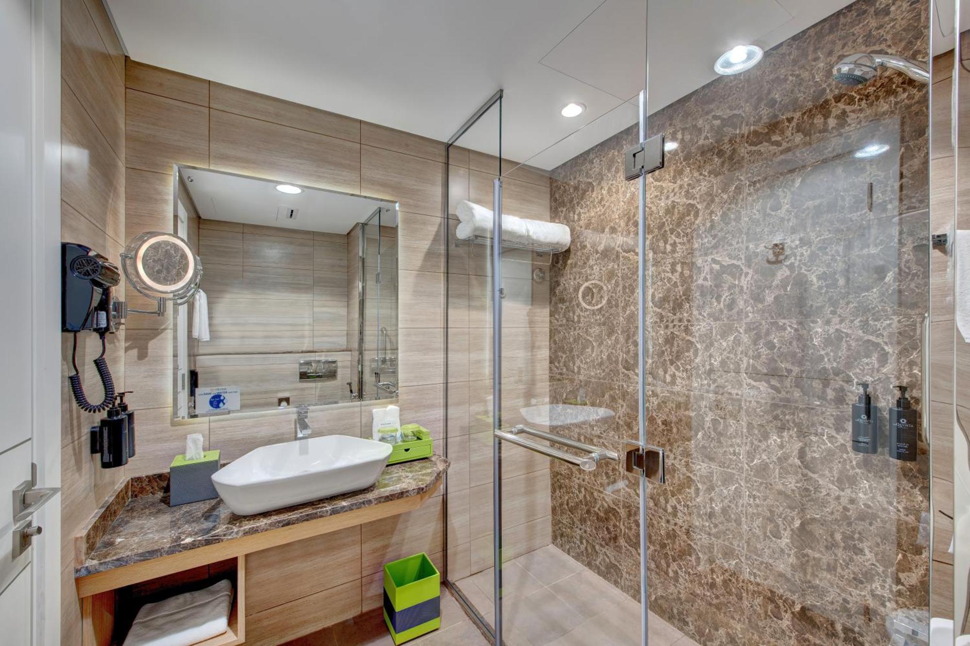 La Quinta By Wyndham Abu Dhabi Al Wahda Hotel Екстериор снимка