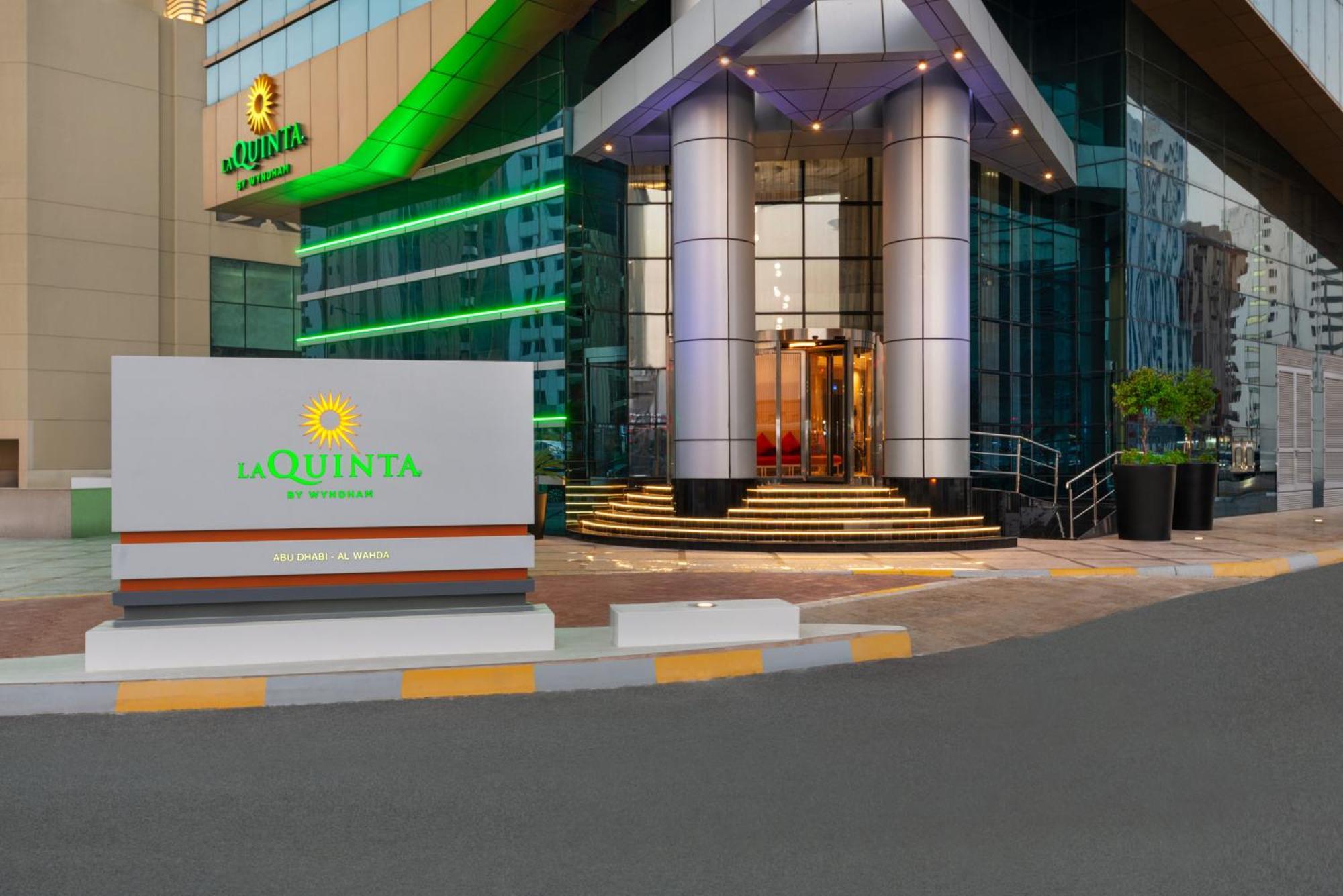 La Quinta By Wyndham Abu Dhabi Al Wahda Hotel Екстериор снимка