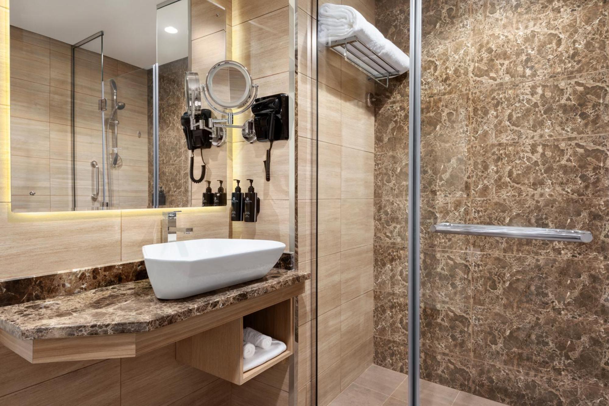 La Quinta By Wyndham Abu Dhabi Al Wahda Hotel Екстериор снимка